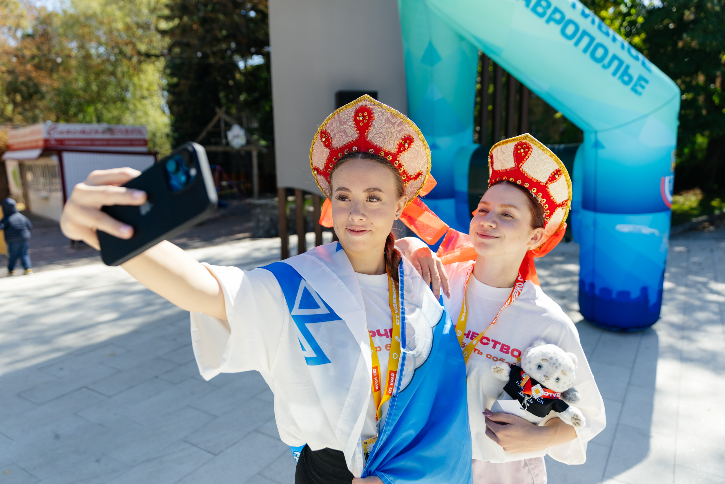 Участники Студвесны в Ставрополе приняли участие в забеге в национальных костюмах 